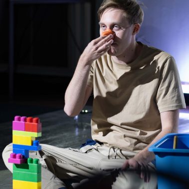 Körner eines Autisten. Gefühle, eine Taube, Samstag 12. Oktober 2024 (Uraufführung), Foto: MICHAEL T.